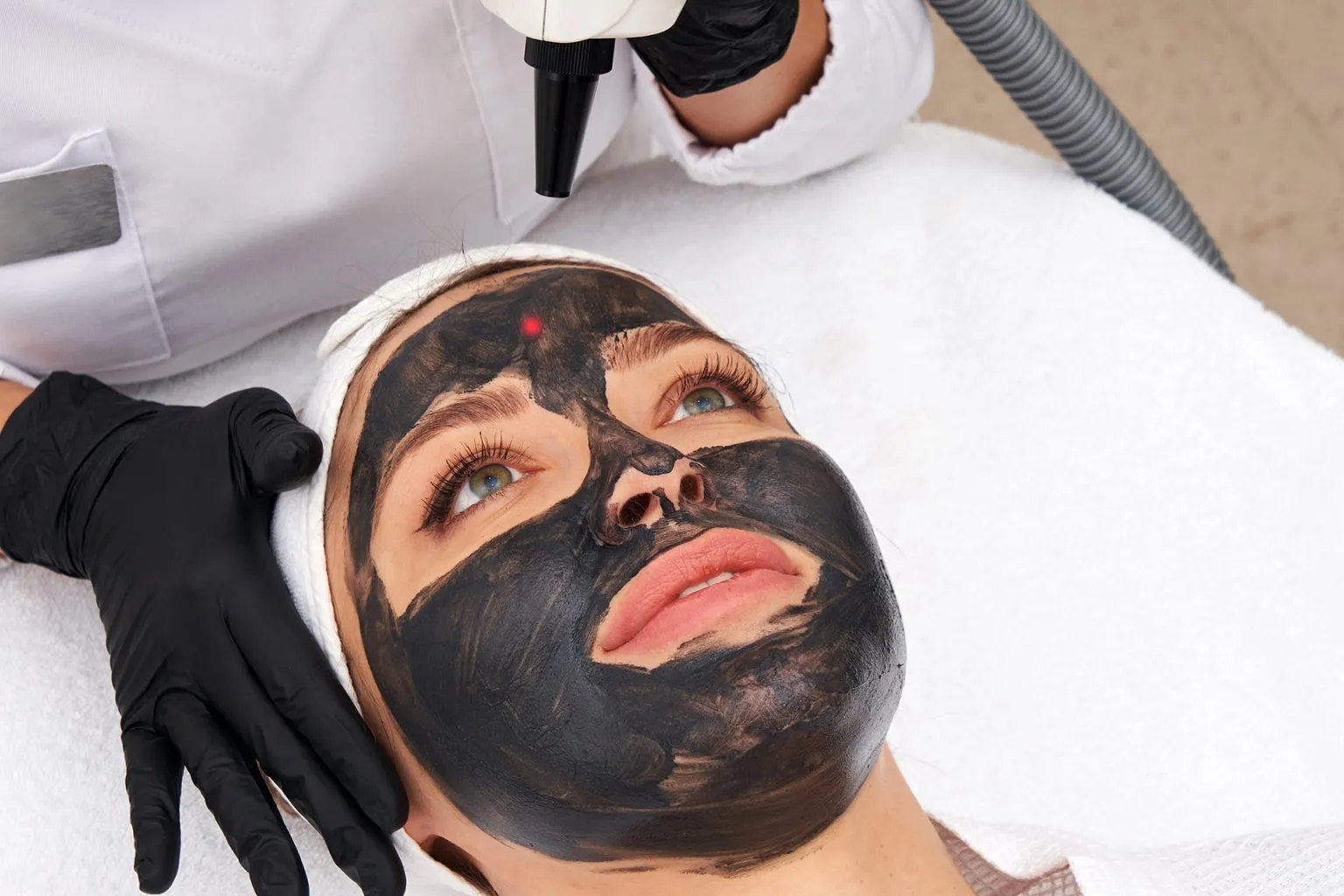 Professionelle Gesichtsbehandlung mit schwarzer Maske im GUINOT Institut Berlin